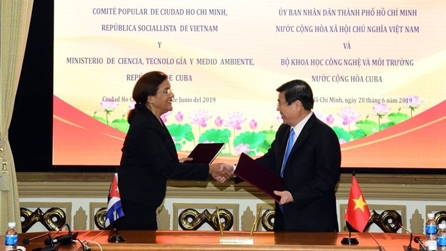 Chairman of the HCM City People’s Committee Nguyen Thanh Phong (R) and Cuban Minister of Science, Technology and Environment Elba Rosa Perez Montoya exchange the memorandum of understanding signed on June 28. (Photo: VNA)