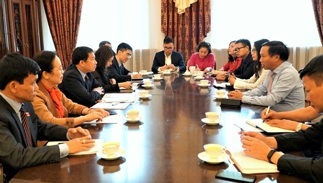 The delegation of the National Assembly’s Committee for External Affairs has a working session with the staff of the Vietnamese Embassy in Russia. (Photo: VNA)