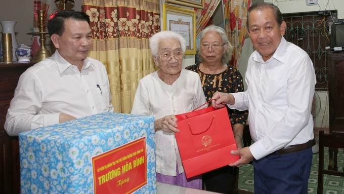 Deputy PM Truong Hoa Binh presents gifts to heroic Vietnamese mother Ha Thi Vien. (Photo: VGP)