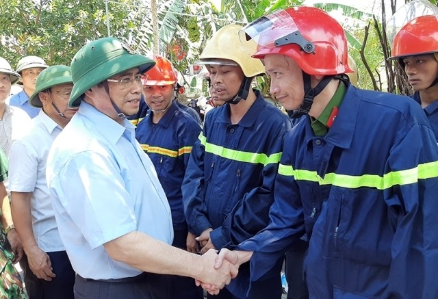 Politburo member Pham Minh Chinh encourages the local forces joining forest fire fighting in Ha Tinh province. (Photo: NDO/Ngo Tuan)