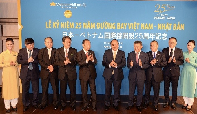 PM Nguyen Xuan Phuc (fifth from right) and delegates attend the 25th anniversary of Vietnam Airlines’ Vietnam-Japan air route in Tokyo on July 1. 