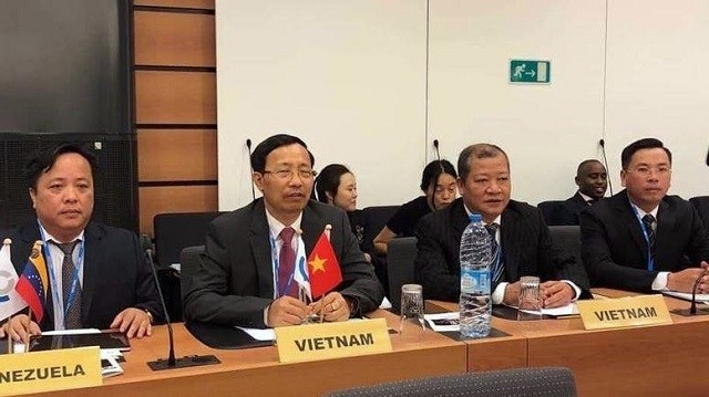 Director General of the General Department of Vietnam Customs, Nguyen Van Can (second from left), at the meeting with representatives from US Customs and Border Protection.