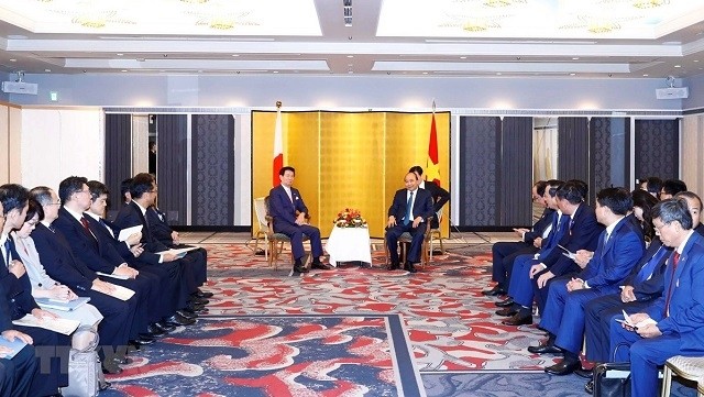 Prime Minister Nguyen Xuan Phuc (R) and Governor of Chiba Morita Kensaku  (Source: VNA)