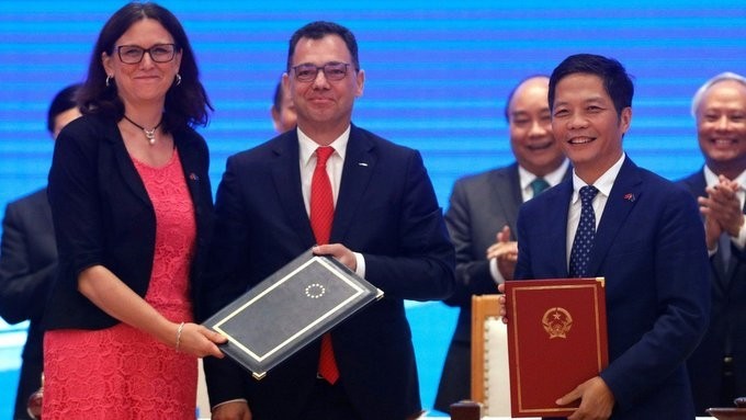 European Commissioner for Trade Cecilia Malmstrom, Romania’s Business, Trade and Enterpreneurship Minister Stefan Radu Oprea and Vietnam’s Industry and Trade Minister Tran Tuan Anh. (Photo: Reuters)