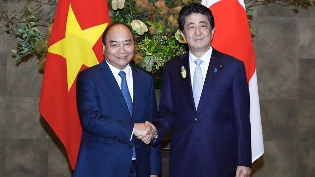Prime Minister Nguyen Xuan Phuc (L) and Prime Minister Shinzo Abe (Photo: VGP)