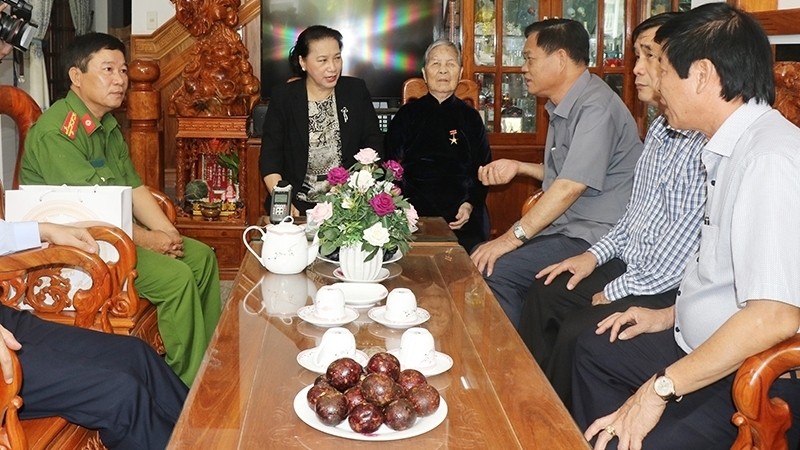 NA Chairwoman Nguyen Thi Kim Ngan visits Heroic Vietnamese Mother Nguyen Thi Xu in Tuy Hoa city.
