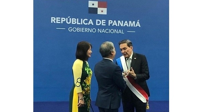 Newly-elected President of Panama Laurentino Cortizo Cohen exchanging with Vietnamese Ambassador to Mexico and Panama Nguyen Hoai Duong (C). (Photo: VNA)