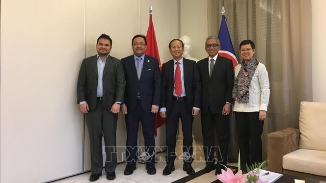 Vietnamese Ambassador Ngo Tien Dung (C) and other members from the ASEAN Committee in Madrid (Photo: VNA)
