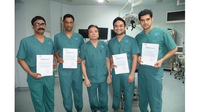 Dr. Tran Ngoc Luong (middle) has trained and transferred his technique on thyroid endoscopic surgery to a range of domestic and foreign experts.