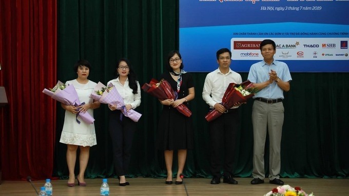 The organising board presents flowers and thanks sponsors for the programme at the press conference. (Photo: laodong.vn)