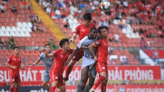 Hai Phong (in red) and Ho Chi Minh City FC’s players in action during their quarter-final match of the Bamboo Airways National Cup 2019 at Lach Tray Stadium, Hai Phong city, on July 3. (Photo: V.League)
