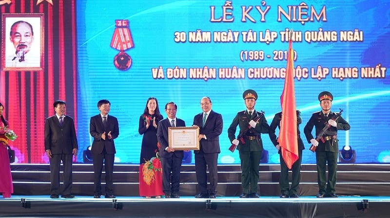 Prime Minister Nguyen Xuan Phuc awards the Independence Order to Quang Ngai province. (Photo: VGP)