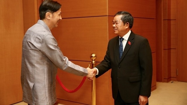 Vice Chairman of the National Assembly Do Ba Ty (right)  welcomes ILS Director Khampheuy Panemalaythong. (Photo: VNA)
