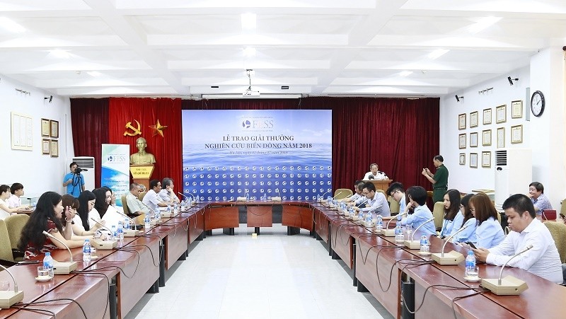 The award ceremony for excellent research works on the East Sea (Photo: VGP)