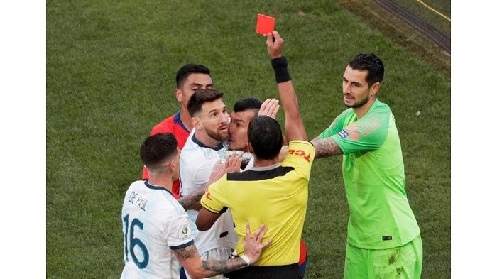 Chile's Gary Medel and Argentina's Lionel Messi are shown a red card by referee Mario Diaz de Vivar - Copa America Brazil 2019 - Third Place Play Off - Argentina v Chile - Arena Corinthians, Sao Paulo, Brazil - July 6, 2019. (Photo: Reuters)
