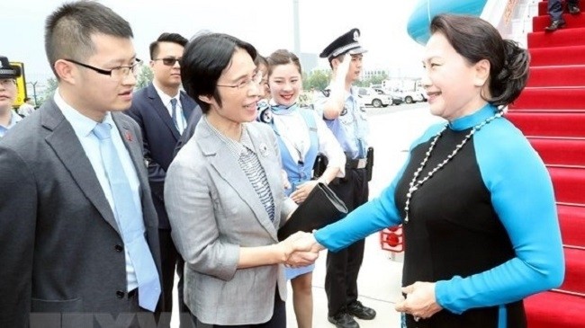 Chairwoman of the National Assembly Nguyen Thi Kim Ngan is welcomed at the airport by Jiang Xiaojuan, Vice Chairperson of the Committee for Social Construction of the NPC, and officials of Jiangsu. (Photo: VNA)
