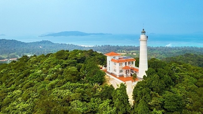 Co To lighthouse, a must-see tourist site in Co To Island 