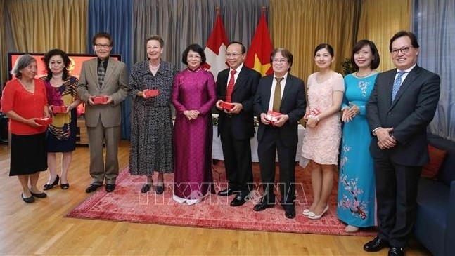 Vice President Dang Thi Ngoc Thinh (fifth from left) meets representatives of overseas Vietnamese community in Switzerland (Photo: VNA)
