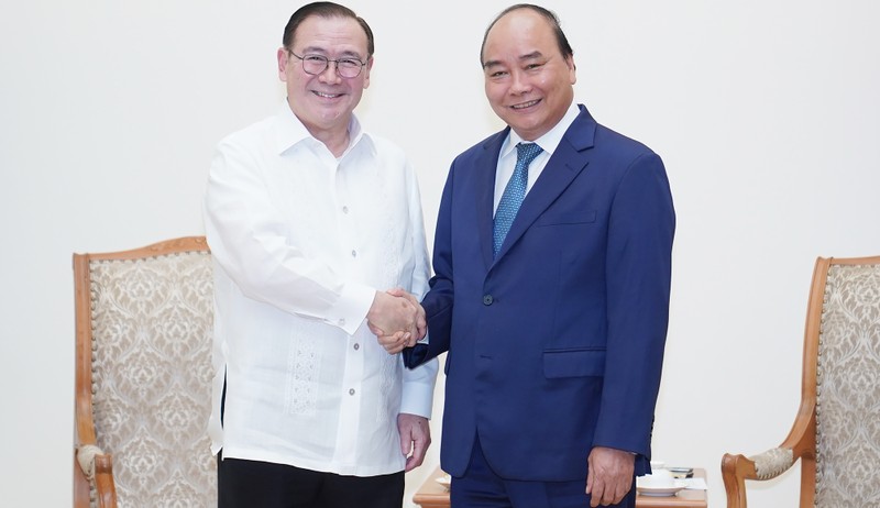 Prime Minister Nguyen Xuan Phuc (R) receives Foreign Minister of the Philippines Teodoro Lopez Locsin in Hanoi on July 8 (Photo: VGP)