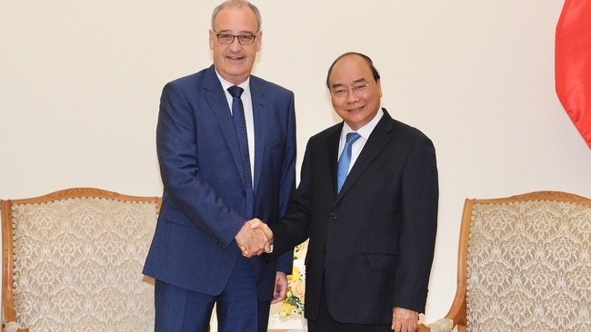 Prime Minister Nguyen Xuan Phuc (right) and head of the Swiss Federal Department of Economic Affairs, Education and Research Guy Parmelin (Photo: NDO/Tran Hai)