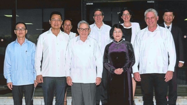 Vice President Dang Thi Ngoc Thinh (second from right, first row) poses with Raul Castro (centre, first row), First Secretary of the Communist Party of the Cuban Central Committee, and Miguel Diaz-Canel (right, first row), President of the Council of State and the Council of Ministers of Cuba. (Photo: VNA)