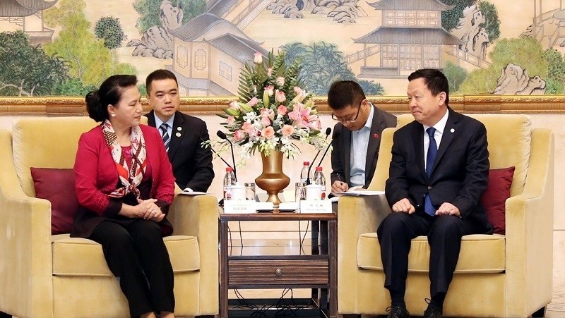 National Assembly Chairwoman Nguyen Thi Kim Ngan and Suzhou Secretary Zhou Naixiang (Photo: VNA)