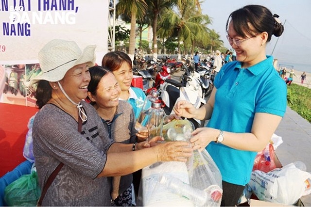Women in Da Nang city’s Thanh Khe district respond to the movement of exchanging plastic waste for glass water bottles.
