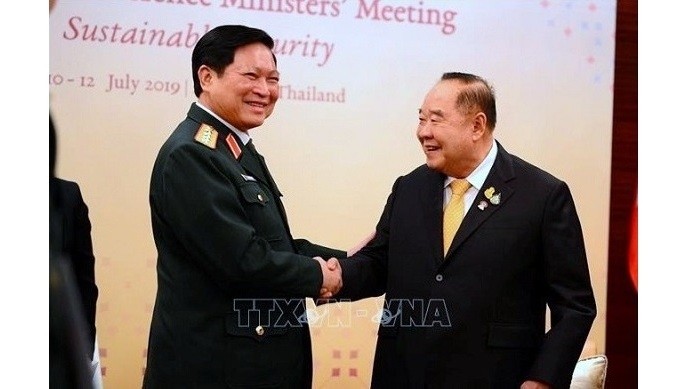 Vietnamese Defence Minister Ngo Xuan Lich (L) and his Thai counterpart Prawit Wongsuwan at the ADMM. (Photo: VNA)