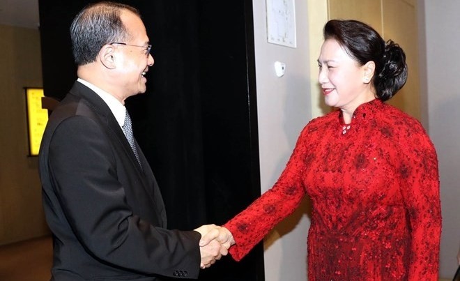 National Assembly Chairwoman Nguyen Thi Kim Ngan (R) receives Chairman of Sunwah group Jonathan Choi in Nan Jing city, China's Jiangsu province, on July 8 (Photo: VNA)