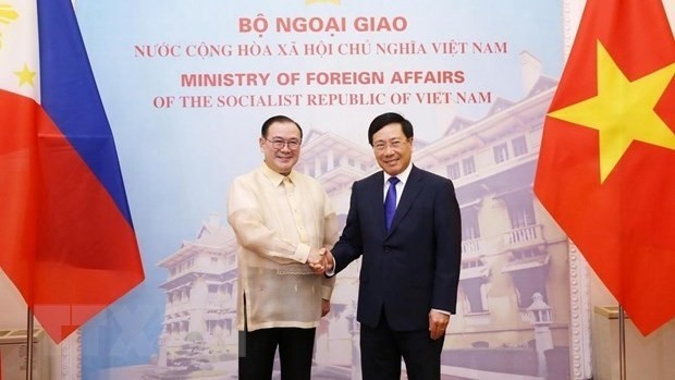 Deputy Prime Minister and Foreign Minister Pham Binh Minh (R) and Philippine Foreign Secretary Teodoro Lopez Locsin (Photo: VNA) 