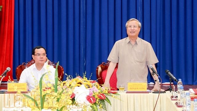 Politburo member and permanent member of the Secretariat Tran Quoc Vuong speaks at the meeting. (Photo: Ha Nam Online)