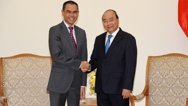 PM Nguyen Xuan Phuc (right) and Ambassador of Malaysia M. Zamruni Khalid (Photo: NDO/Tran Hai)