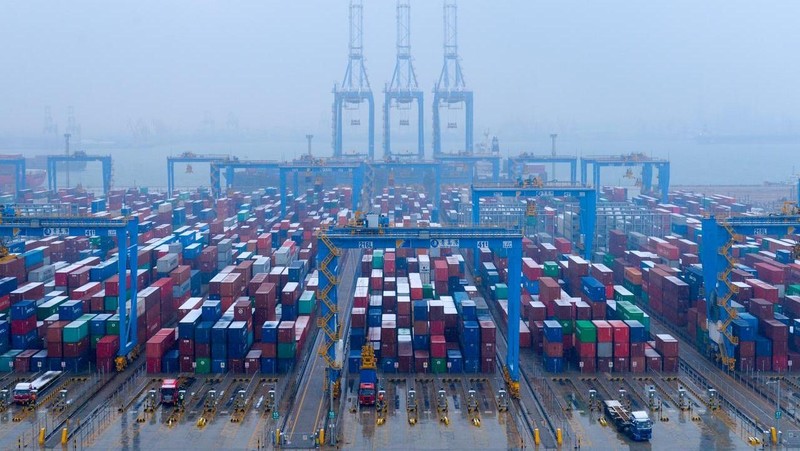 Containers and trucks are seen on a snowy day at an automated container terminal in Qingdao port, Shandong province, China, December 10, 2018. (Photo: Reuters)