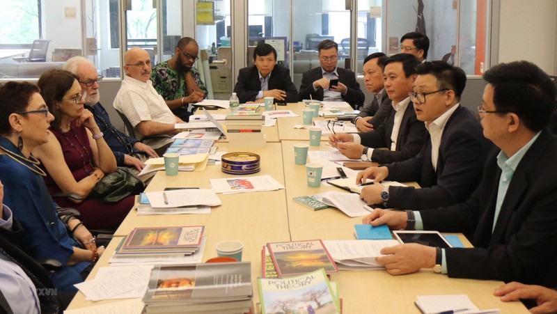 The Vietnamese delegation join US theorists and scholars of the New York University at a symposium on the values and significance of Marxism. (Photo: VNA)