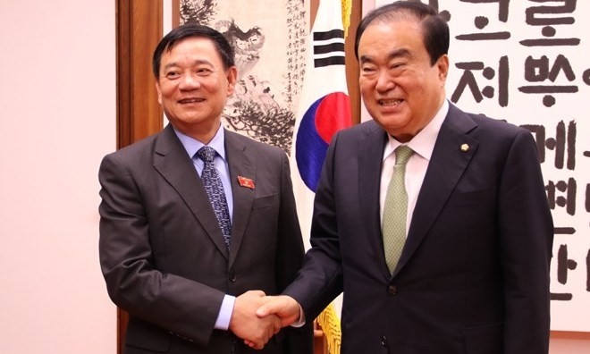 Tran Van Tuy (left), deputy head of the PCC’s Commission for Organisation, head of the NA’s Committee for Deputy Affairs and President of the Vietnam – RoK Friendship Parliamentarians’ Group, and speaker of the RoK’s National Assembly Moon Hee-sang (Photo: VNA)