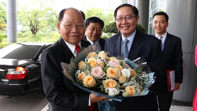 Vietnamese Minister of Home Affairs Le Vinh Tan (right) welcomes Lao Minister of Home Affairs Khamman Sounvileuth. (Photo: moha.gov.vn)