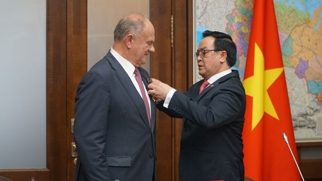 Head of the Vietnamese Party Central Committee’s Commission for External Relations, Hoang Binh Quan (R), grants the Friendship Order to Leader of the Communist Party of the Russian Federation Gennady Zyuganov. (Photo: NDO/Que Anh)