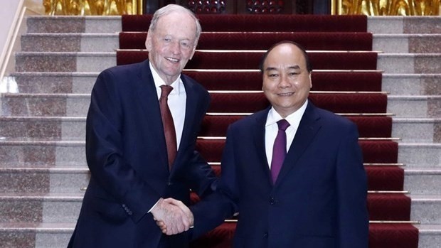Prime Minister Nguyen Xuan Phuc (R) receives former Canadian Prime Minister Jean Chrétien (Photo: VNA)