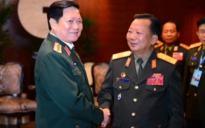Defence Minister General Ngo Xuan Lich (L) and Defence Minister of Laos General Chansamone Chanyalath (Photo: VNA)