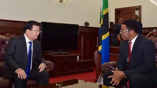 Prime Minister of Tanzania Majaliwa Kassim Majaliwa (R) and Deputy Prime Minister Trinh Dinh Dung (Photo: VNA)