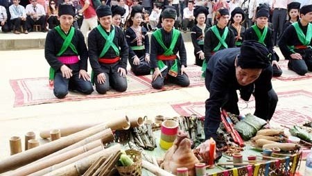 An old Cong man prepares a tray of offerings for the ancestors for Ngo festival (Photo: VNA)