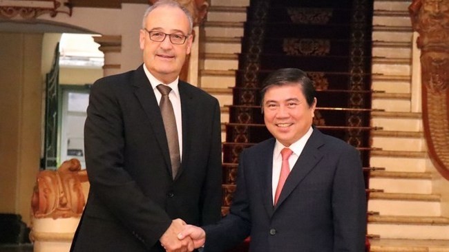  Chairman of the Ho Chi Minh City People’s Committee Nguyen Thanh Phong (right) and head of the Swiss Federal Department of Economic Affairs, Education and Research Guy Parmelin (Photo: VNA)