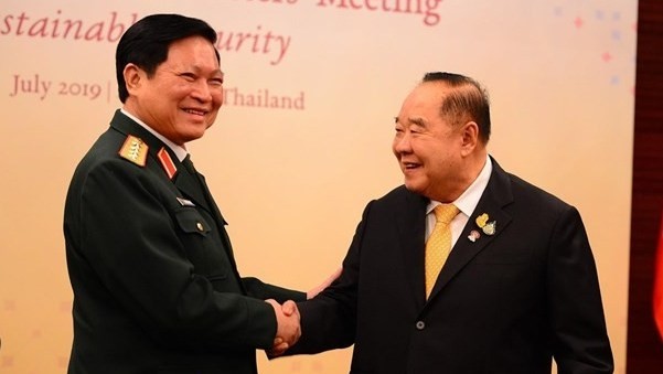 Defence Minister General Ngo Xuan Lich (L) and Thai Defence Minister General Prawit Wongsuwan (Source: VNA)