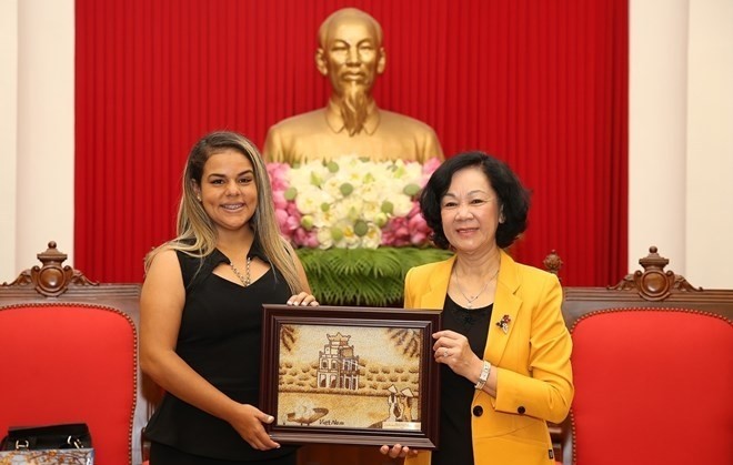 Politburo member, Secretary of the Party Central Committee and head of the Committee’s Mass Mobilisation Commission Truong Thi Mai (R) presents a souvenir to Rodbexa Poleo, first secretary of the PSUV’s Youth Organisation (Photo: VNA)