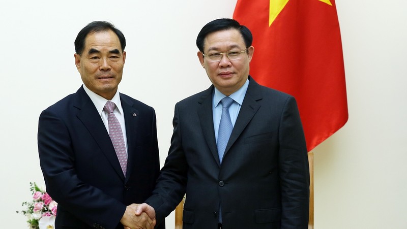 Deputy Prime Minister Vuong Dinh Hue (R) and CEO of KRC Kim In Sik (Photo: VGP)