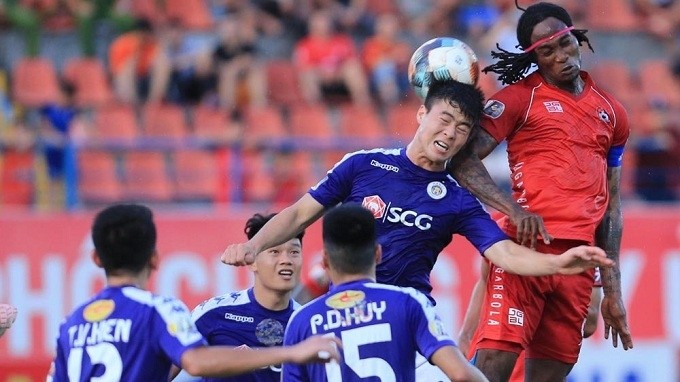 Hanoi FC (in blue) are currently leading the V.League title race with one point clear at top. (Photo: VPF)