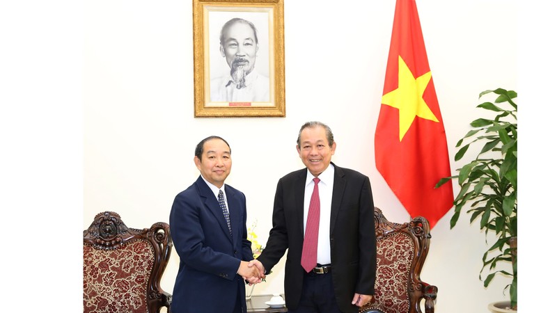 Deputy Prime Minister Truong Hoa Binh (R) and Chief Judge of the Lao Supreme People's Court Khampha Sengdara (Photo: VGP)