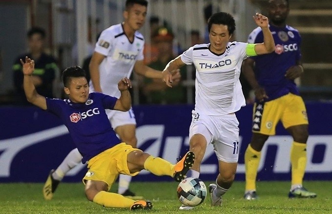 Hanoi FC (in blue) and Hoang Anh Gia Lai play out a goalless draw in the first leg of the 2019 V.League.