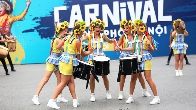 Nearly 100 professional domestic and international artists attend the carnival