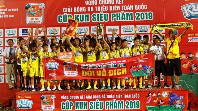 Song Lam Nghe An successfully defend their championship title at the 2019 National Youth Football Championship. (Photo: Nhi Dong Newspaper)